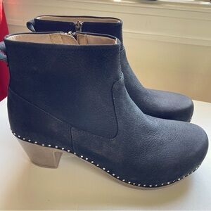 Dansko NWOB Sarah Milled Pebbled Burnished Leather Clog Boots Women 10